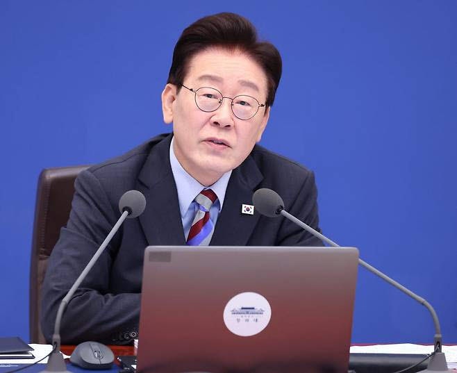 李<b>대통령</b>, 가족과 태릉 <b>골프장</b> 방문…靑 “정치공방 활용 유감”
