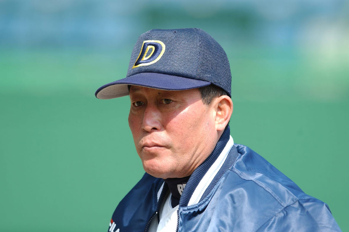 두 차례 두산 우승 이끈 <b>김인식</b>, <b>잠실</b> 마지막 정규시즌 <b>시구</b>