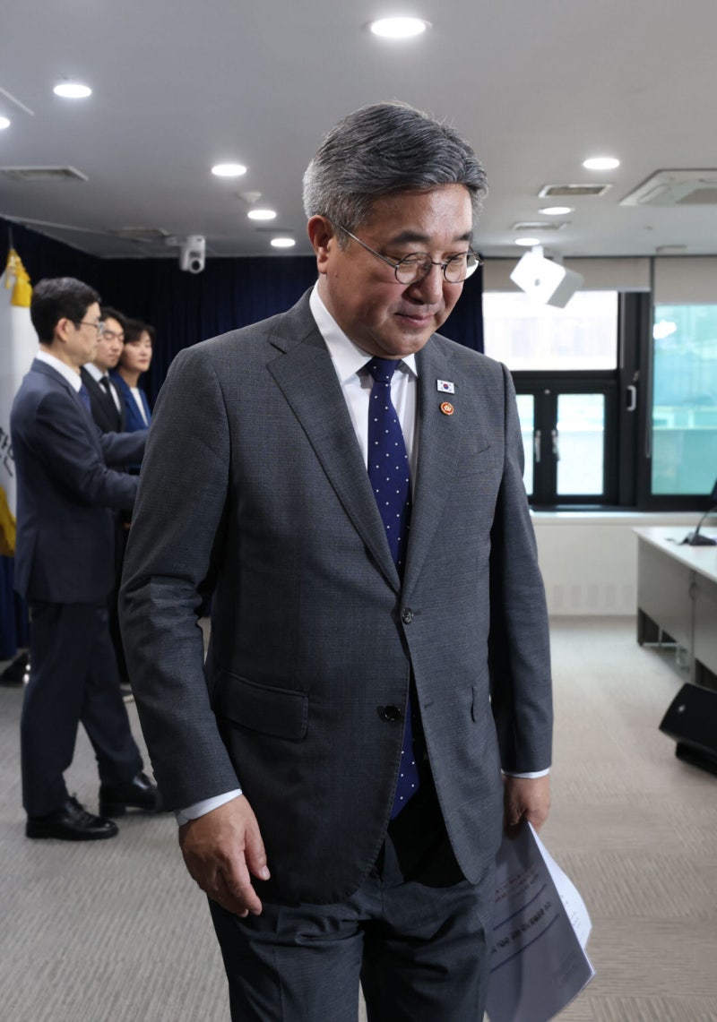 [포토]지방<b>이전</b> 계획 <b>발표</b> 마친 <b>윤호중</b> 장관