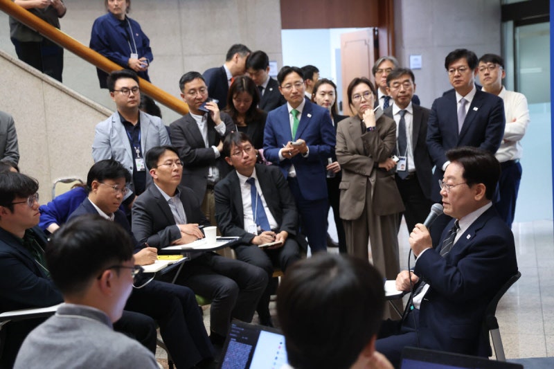 李 “증시 <b>저평가</b>…추가 조치 검토”
