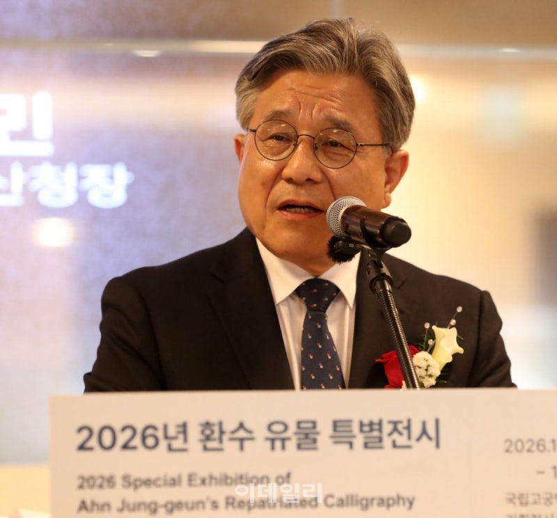 [포토] <b>안중근 유묵</b> 특별<b>전시</b> 인사말하는 <b>허민</b> 청장
