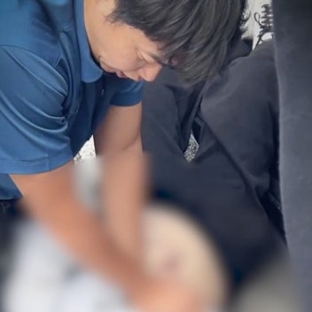 중앙분리대 넘어 달려간 경찰, CPR로 운전자 살렸다(영상)