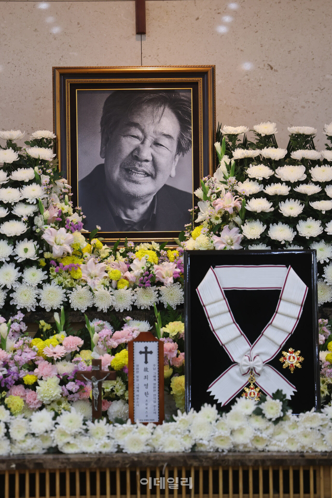 "속상해"…<b>김혜자</b>·윤여정, 故 <b>최불암 빈소</b>서 끌어안고 슬픔 나눠