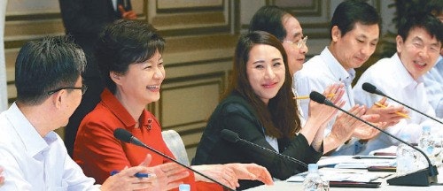 경제민주화 → 투자 살리기, 정책중심 이동