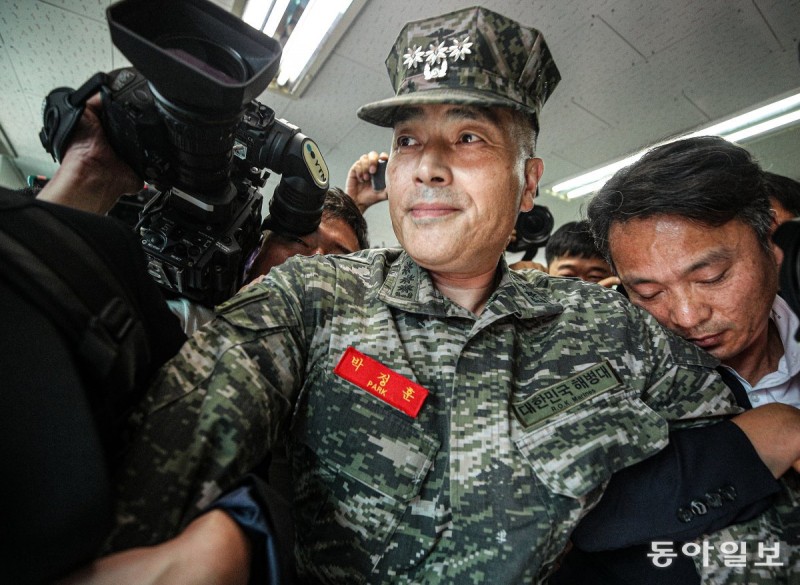 영장 실질심사 앞두고 <b>박정훈 대령</b>이 강제 구인된 이유[청계천 옆 사진관]