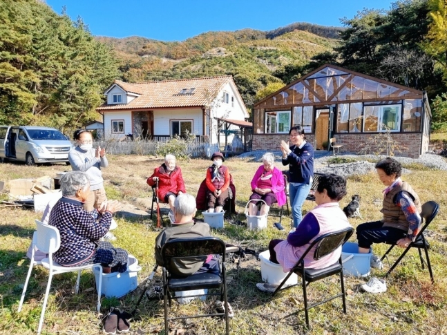 치유농업 프로그램에 참여한 어르신들이 충남 부여에 위치한 치유농장에서 족욕을 하며 즐거워하고 있다. 농촌진흥청 제공