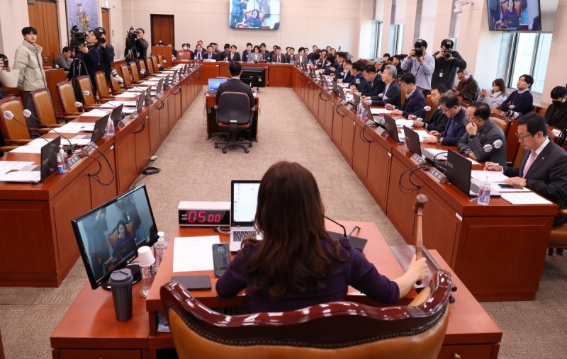 文정부 신재생 <b>예산</b> 늘리고 원전 전액 싹둑…巨野 <b>예산</b>안 독주