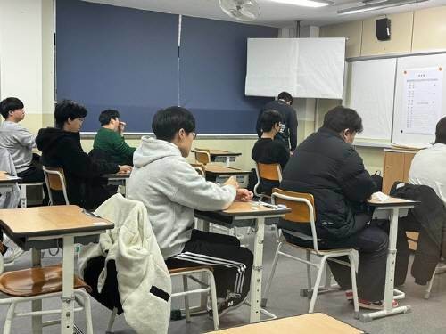 수능서 ‘<b>부정행위</b>’ 적발하자 <b>감독관</b> 학교 찾아가 난동 부린 학부모