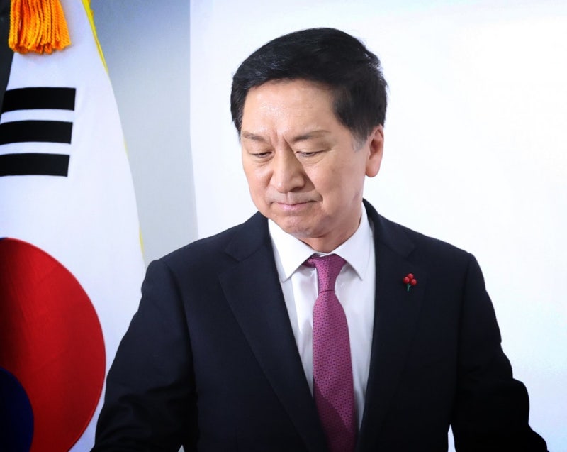 ‘잠행’ <b>김기현</b>, 지역구 <b>출마</b> 시사… “<b>울산</b> 발전에 더욱 전념”