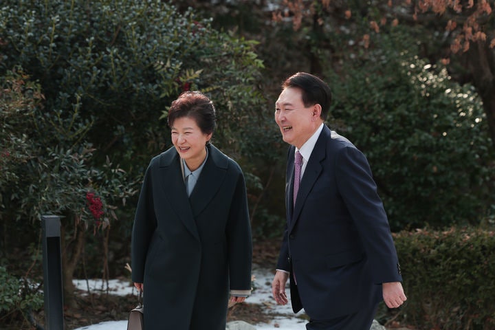 尹, <b>박근혜</b> 전 <b>대통령과</b> 관저서 오찬…석 달 연속 만남