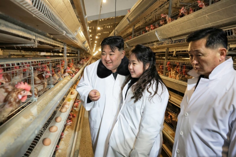 <b>김정은</b>, 딸 주애와 <b>닭공장</b> 방문…‘존경하는 자제분’ 먼저 호명