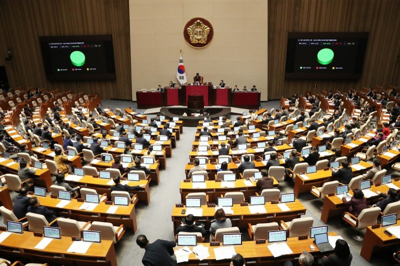 ‘개 <b>식용 금지법</b>’ <b>국회</b> 통과…식용 목적 도살·사육 시 징역