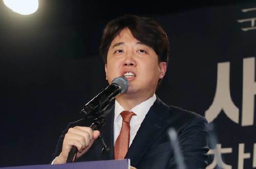 <b>이준석</b> “<b>이낙연</b>과 <b>연대</b>, 현실론 넘는 파격 있다면 가능”