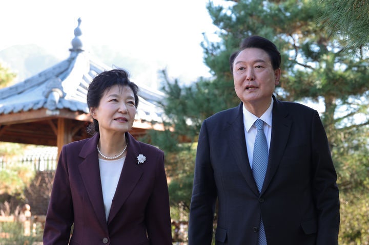 尹, <b>박근혜</b> <b>생일</b> 축하 전화…“국민 많이 만나시길”