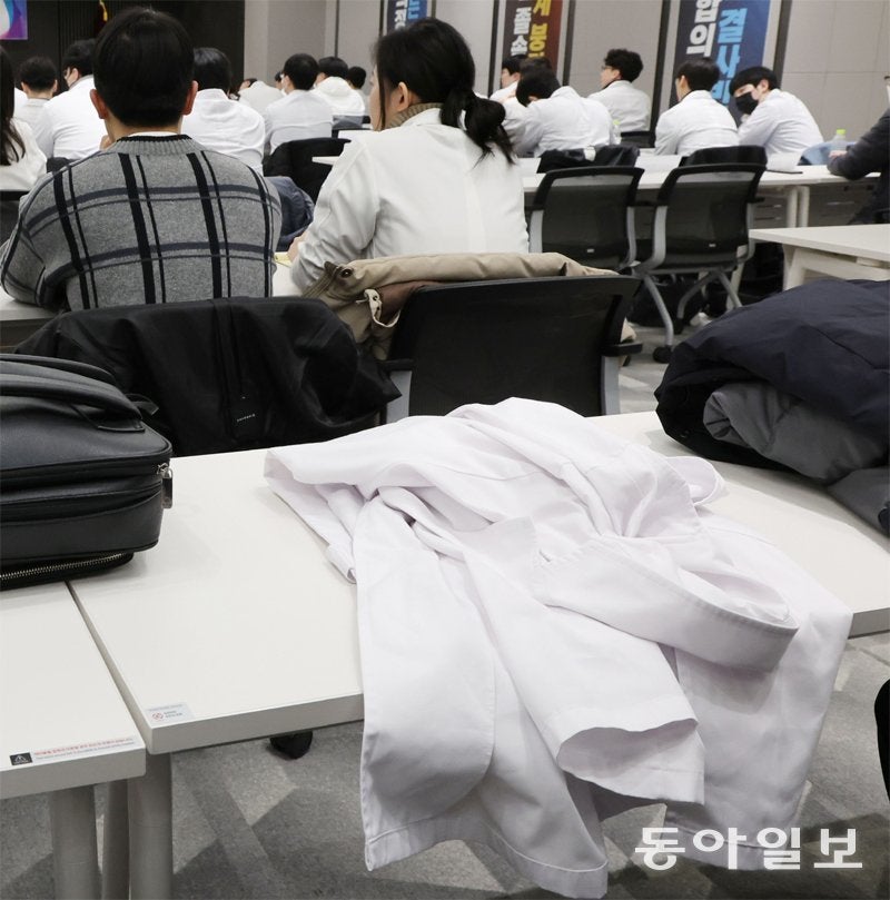 <b>병원</b> 떠나 가운 입고 모인 <b>전공의</b>들, <b>5시간</b> 마라톤 회의… 내용은 비공개