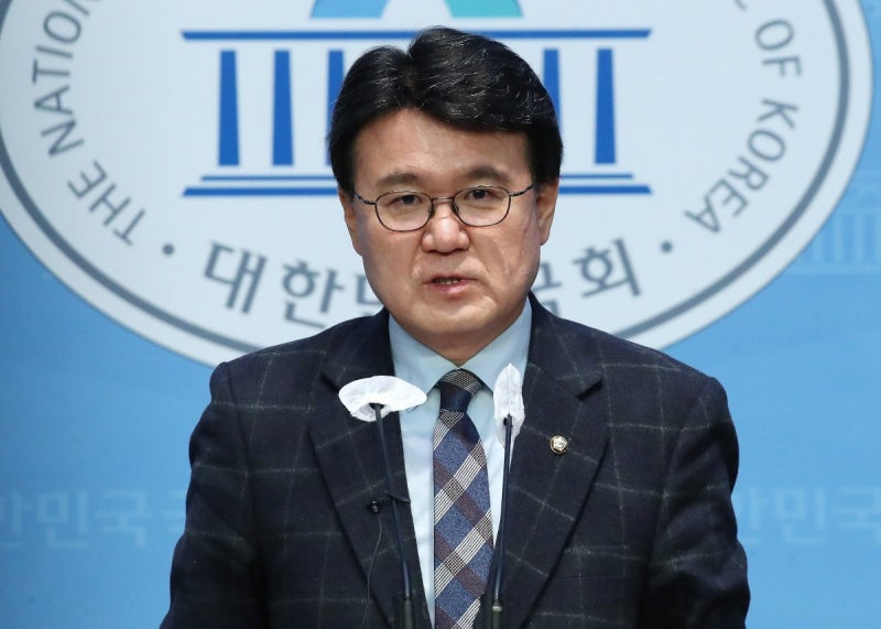 민주 <b>황운하</b>, 총선 <b>불출마</b> 선언…“기꺼이 희생양 되겠다”