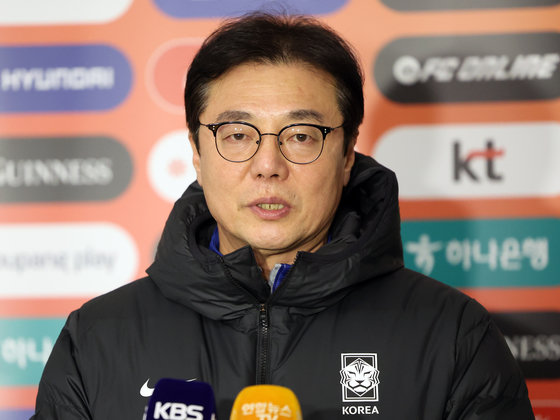 <b>황선홍</b> 축구대표팀 <b>임시 감독</b> 선임…올림픽 대표팀과 겸임