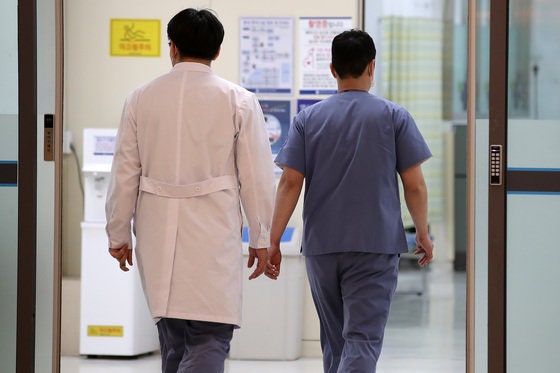 복지부, <b>전공의</b> <b>13명</b>에 ‘<b>업무개시명령</b>’ 공시송달…“거부하면 형사고발될 수...