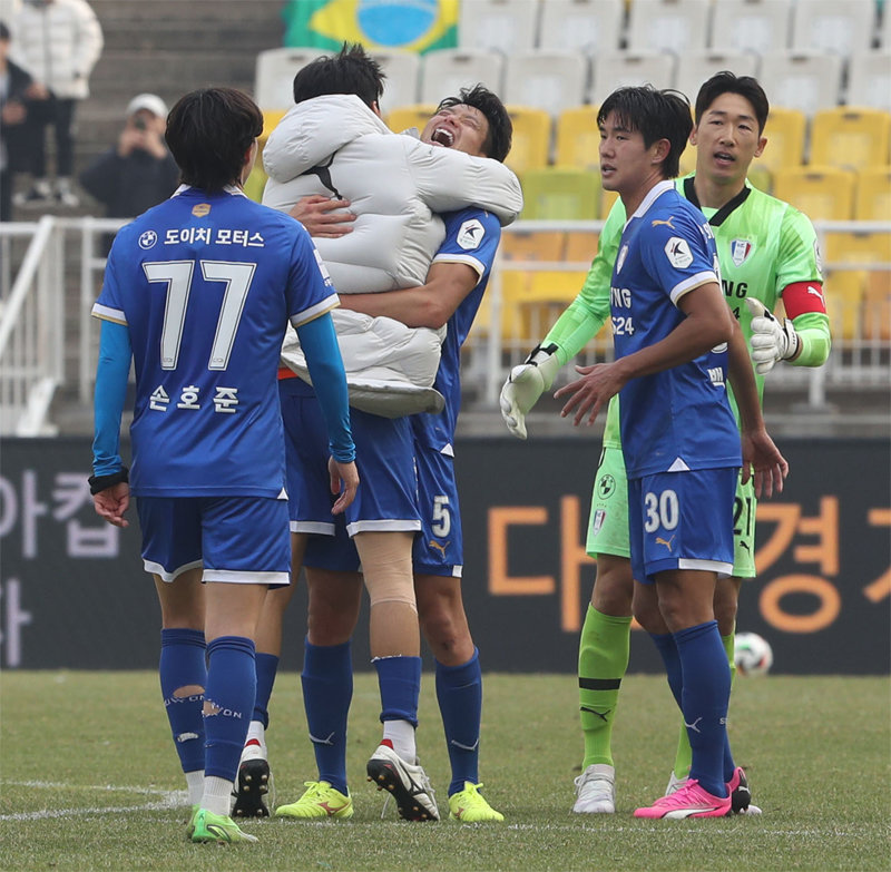 <b>2부</b> 최다 <b>관중</b> 응원에… 수원, 강등 첫경기 ‘첫승’ 화답