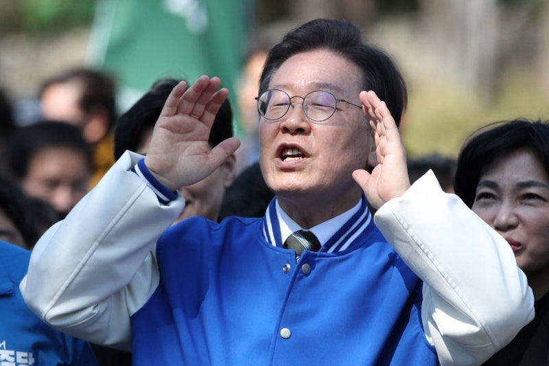 <b>이재명</b>, 조수진 ‘성범죄 변호’ 논란에 “與 해괴한 후보 더 많아”