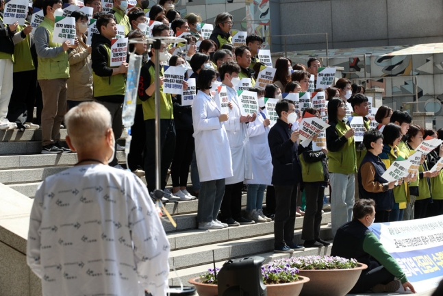 1일 오전 서울 서대문구 세브란스병원에서 환자가 전공의 즉각 복귀, 교수 사직 철회 및 조속한 진료 정상화 위해 정부와 사용자 대책 수립, 환자와 병원노동자가 참여하는 사회적 대화 촉구를 위한 ‘서울지역 전공의 수련