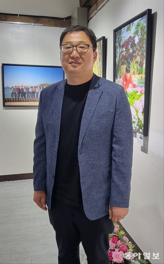 충북 청주시 상당구에서 중증 장애인 주간보호시설을 운영하는 김영상 씨는 최근 충북 첫 장애인 사진전을 열었다. 장기우 기자 straw825@donga.com