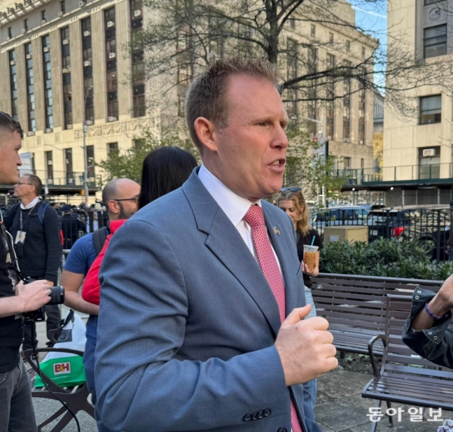 15일(현지 시간) 미국 뉴욕 맨해튼지방법원 앞에서 트럼프의 변호사 루디 줄리아니의 아들 앤드류 줄리아니가 “편향된 배심원만 없다면 트럼프는 반드시 이길 것”이라고 말하고 있다. 뉴욕=김현수 특파원 kimhs@don