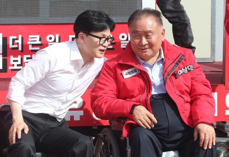 <b>이상민</b> “<b>한동훈</b>, 전당대회 출마로 기운 듯…상처 각오해야”