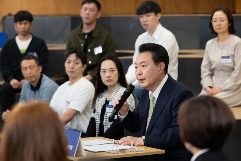 尹 “개혁은 적 만드는 일… 뺏기는 쪽서 정권퇴진 운동”