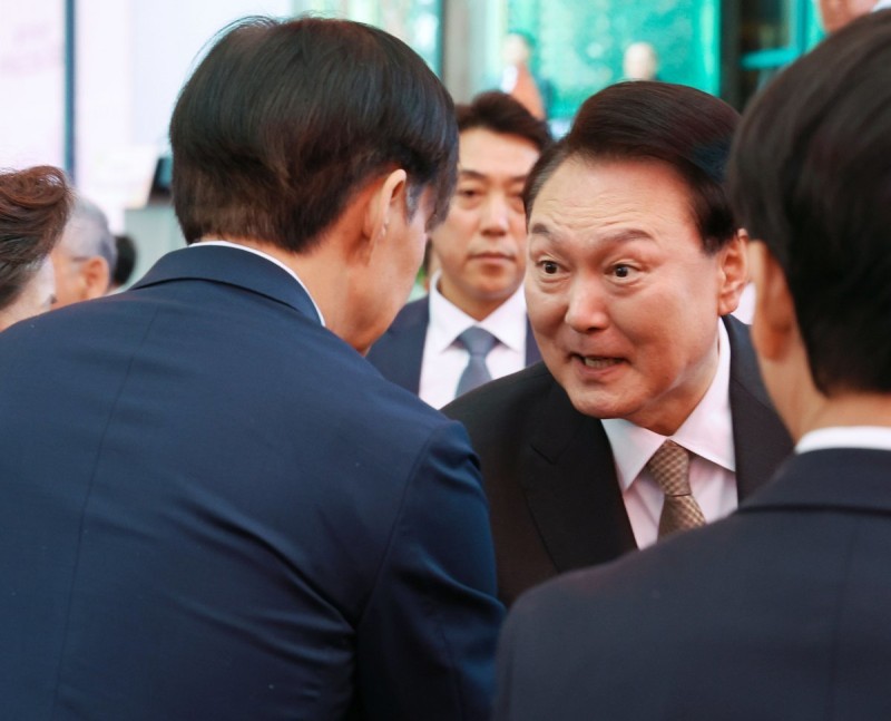尹 “<b>부처님</b> 마음 새기며 올바른 국정”…조국과 5년만에 공식 대면