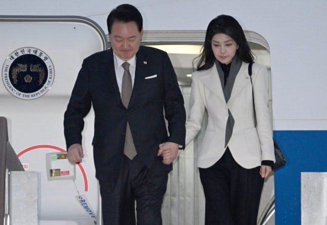 President Yoon Suk-yeol and First Lady Kim Geon-hee, who completed their state visits to the UK and France, are returning to Korea on Air Force One at Seoul Airport in Gyeonggi and Seongnam on the 26th. 2023. 11. 26.