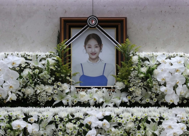 지난달 15일 서울 송파구 서울아산병원 장례식장에 마련된 가수 고(故) 박보람의 빈소에 고인의 영정사진이 놓여 있다. 뉴스1