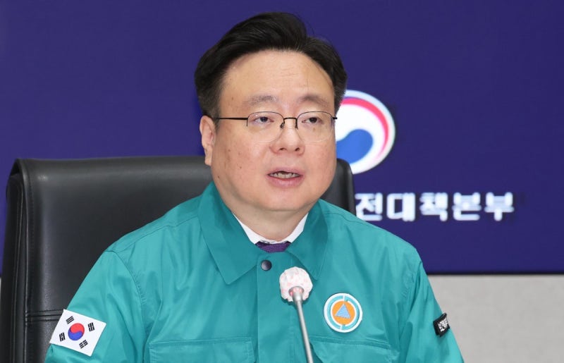 <b>정부</b> “<b>전공의 사직서</b> 수리 허용…복귀땐 행정처분 중단”
