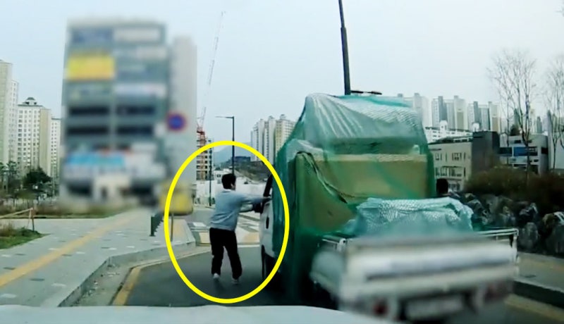 학원가 <b>비탈길</b> 돌진하는 1t<b>트럭</b>, 청년이 올라타 멈췄다