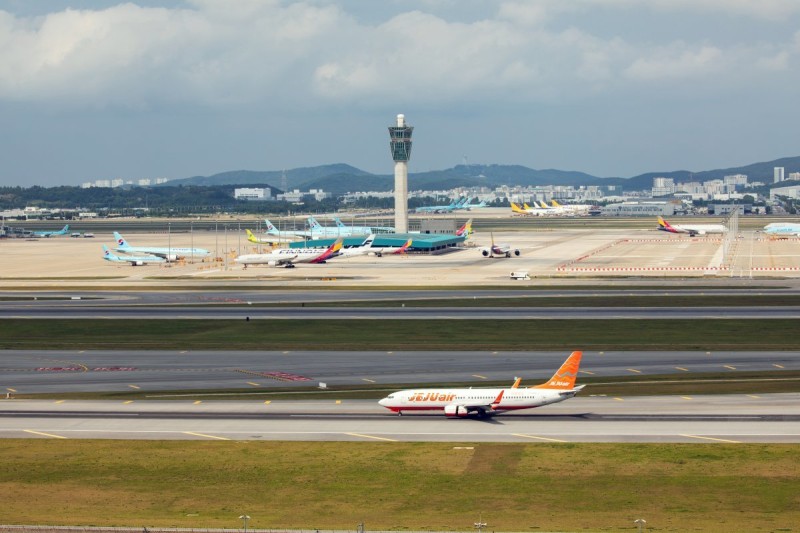 <b>인천공항</b>서 <b>화물기</b> 착륙 중 <b>타이어</b> 펑크…제1활주로 운영 중단