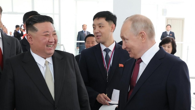 작년 9월 러시아서 열린 정상회담 김정은 북한 국무위원장(왼쪽)이 지난해 9월 13일 러시아 보스토치니 우주기지에서 열린 북-러 정상회담에 참석해 블라디미르 푸틴 러시아 대통령(오른쪽)과 웃으며 대화를 나누고 있다.