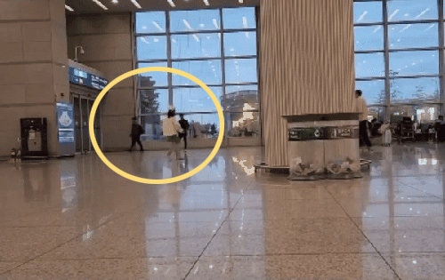 “여기 한국 맞아?”…<b>인천공항</b> 출입구에서 <b>테니스</b> 치는 <b>커플</b>
