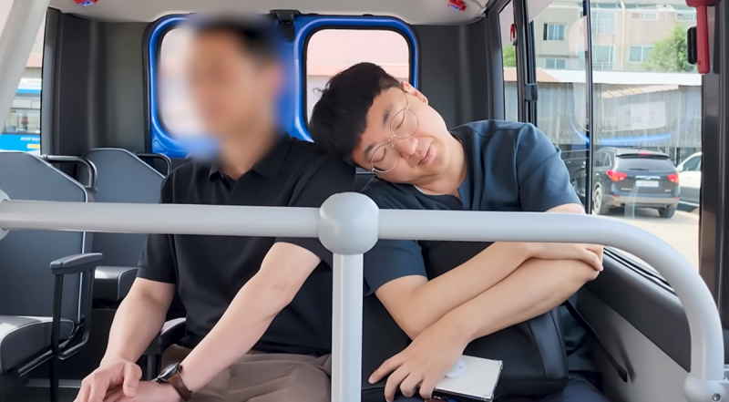 <b>충주맨</b>, <b>이준석</b> ‘지하철 꿀잠’ 패러디… 李 “합방 환영한다”