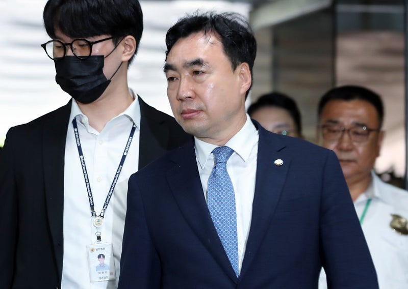 검찰, ‘<b>입법</b>청탁 <b>뇌물</b>수수’ 혐의로 <b>윤관석</b> 추가 기소