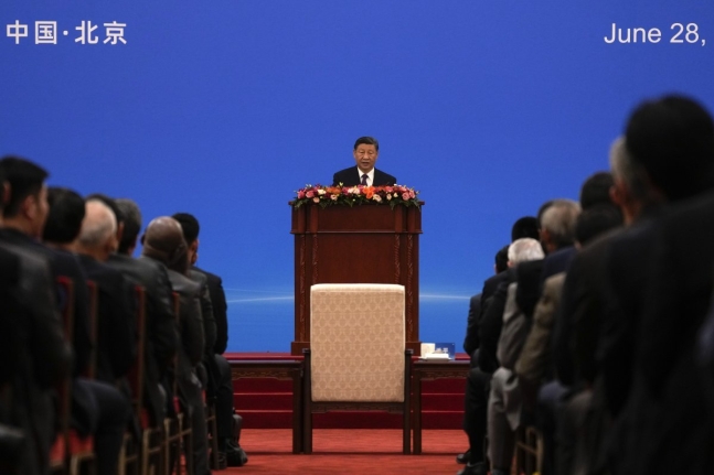 28일 중국 베이징 인민대회당에서 열린  ‘평화공존 5원칙 발표 70주년 기념대회’&amp;#160;연설에서 시진핑 중국 국가주석이 연설하고 있다. 베이징=AP 뉴시스