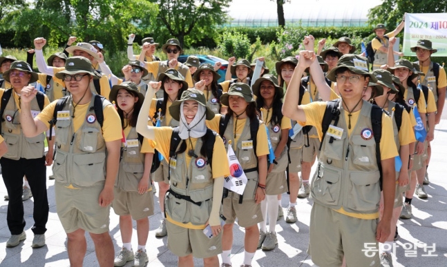 15일 남북한 및 17개국에서 모인 청년 70여 명이 서울 동작구 국립서울현충원에서 열린 ‘비무장지대(DMZ) 통일 발걸음’ 발대식에 참석해 파이팅을 외치고 있다.  박형기 기자 oneshot@donga.com