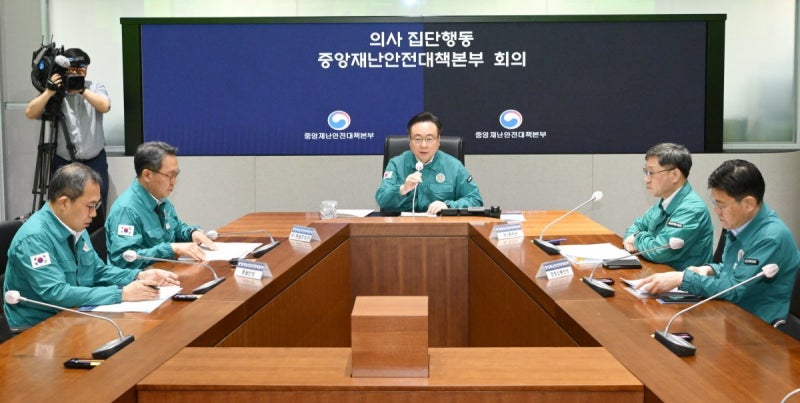 정부 “미복귀 <b>전공의</b>, 의무사관 후보생으로 군 입대해야”