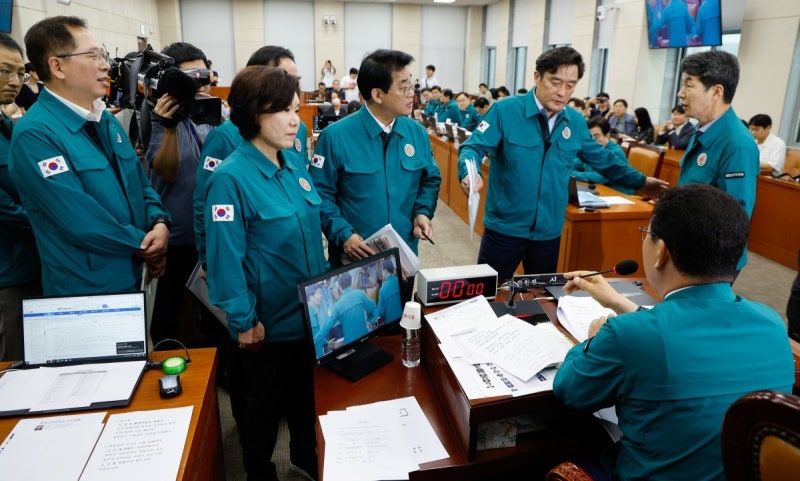 ‘전<b>국민</b> 25만원 지원법’ 野 단독으로 <b>행안위</b> 통과