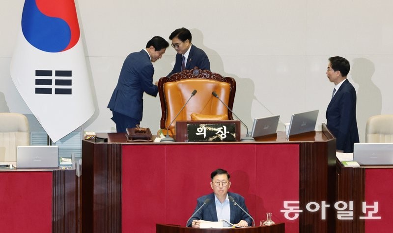 4일째 <b>필리버스터</b>에도… 野, 방송법 한밤 처리-오늘은 <b>방문진법</b>
