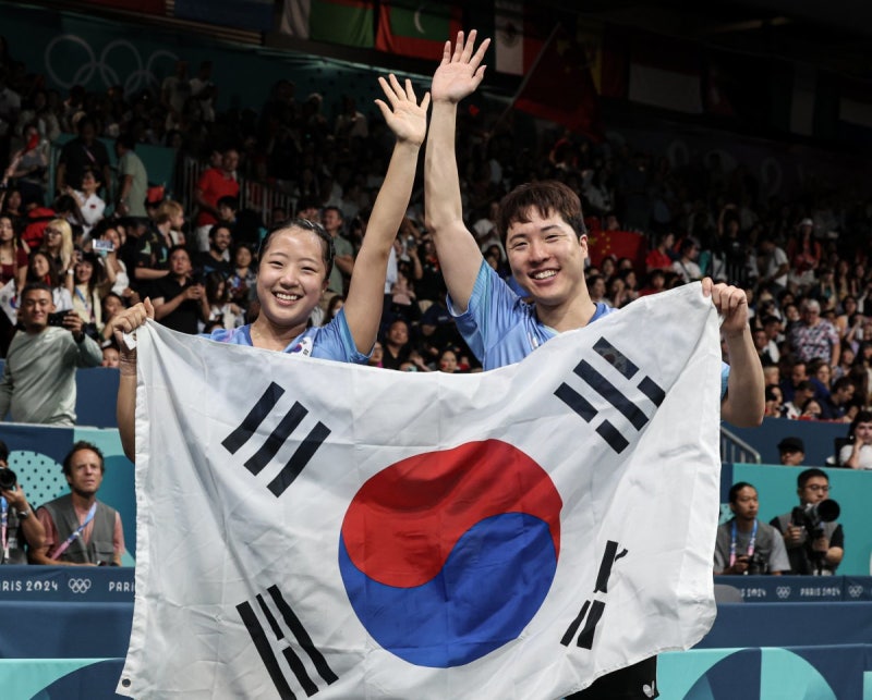 날아오른 ‘삐약이’… <b>신유빈</b>-<b>임종훈</b>, 탁구 혼합복식 동메달
