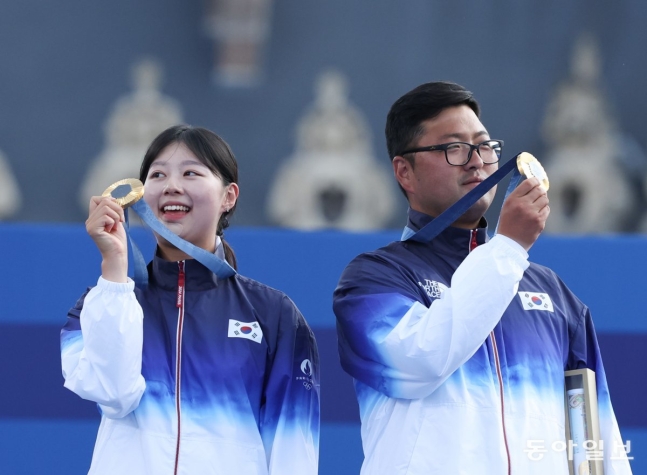 2관왕들의 미소 임시현(왼쪽)과 김우진이 2일 파리 올림픽 양궁 혼성전 정상을 차지한 뒤 목에 건 금메달을 관중석을 향해 들어 보였다. 두 선수는 남녀 단체전 금메달에 이어 대회 2관왕이 됐다. 파리=양회성 기자 y