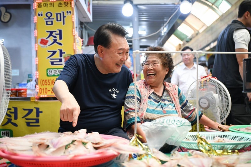 <b>휴가</b> 첫날 통영시장 찾은 尹…물건 직접 사며 상인들 격려