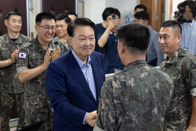 尹대통령, 여름<b>휴가</b> 마지막날까지 軍 장병들 격려