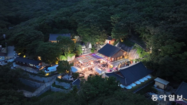 10일 경기 강화도 화도면 정수사에서 ‘제1회 함허동천 작은음악회’가 열리고 있다. 정수사 제공