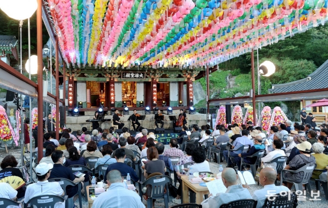10일 경기 강화군 화도면 정수사에서 열린 ‘제1회 함허동천 작은음악회’에 실내앙상블 엘가가 ‘사랑의 인사’를 연주하고 있다. 폭염과 열대야 속에서도 시원한 문화의 향연을 즐기기 위해 여름 관광객과 마을 주민 등 1
